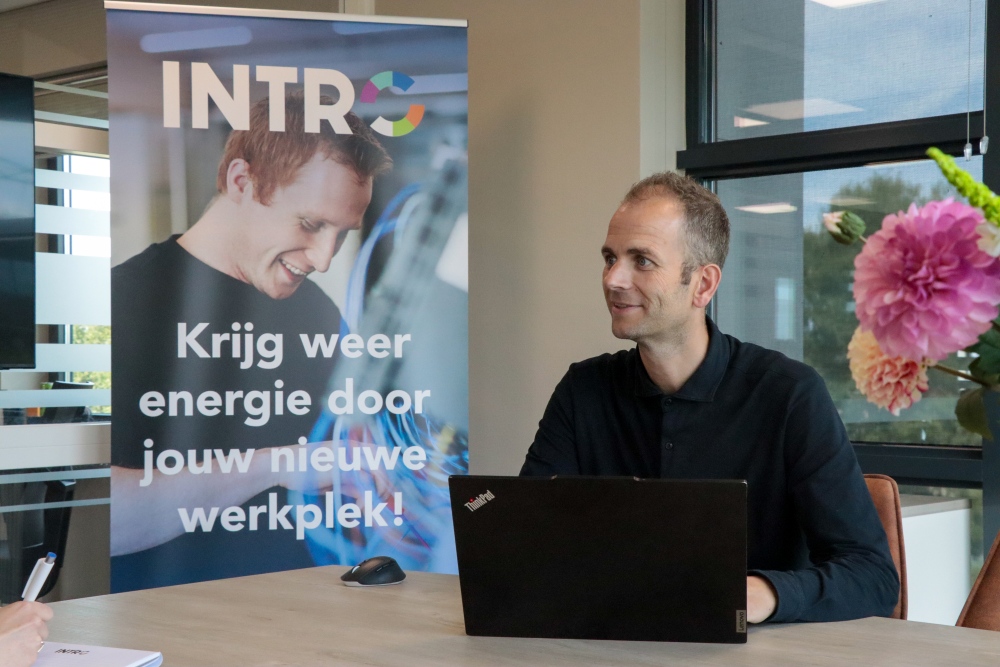 Remco van Intro Personeel achter zijn laptop