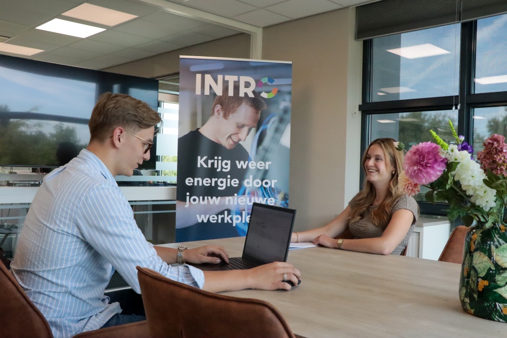 Aron en Joelle van Intro Personeel zijn in gesprek