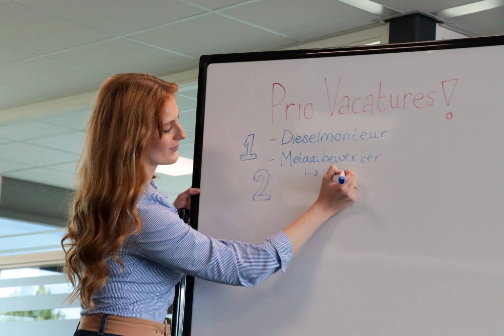 Julia van Intro Personeel is aan het telefoneren en lacht