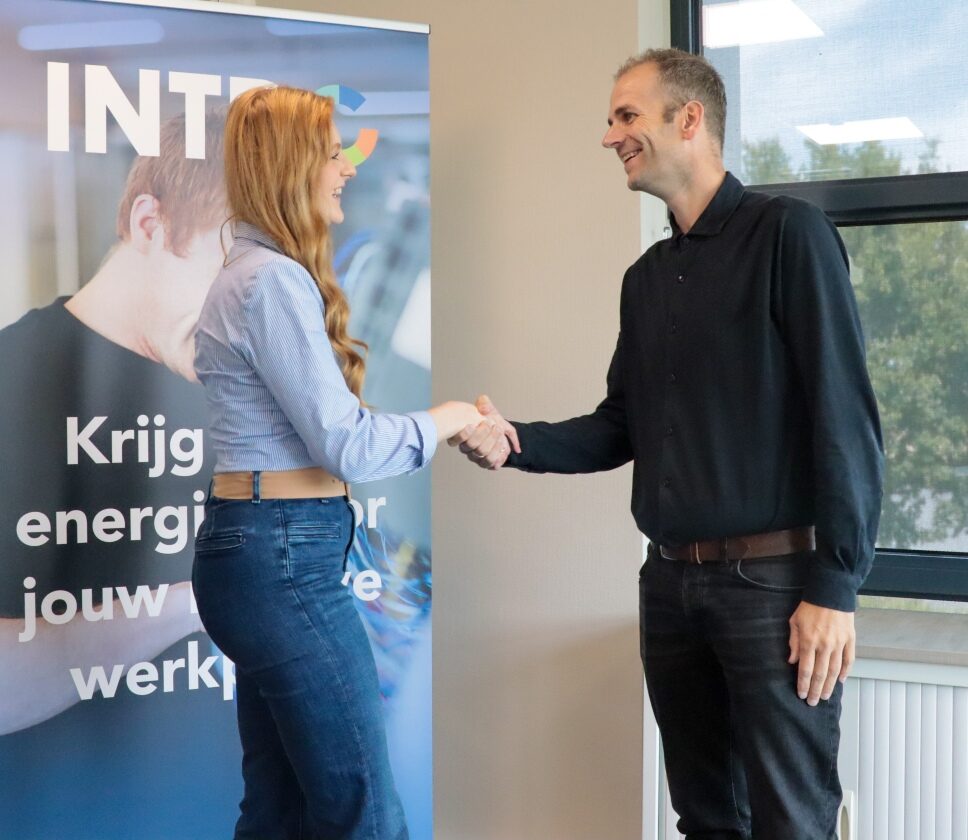 Julia en Remco van Intro Personeel schudden elkaar de hand