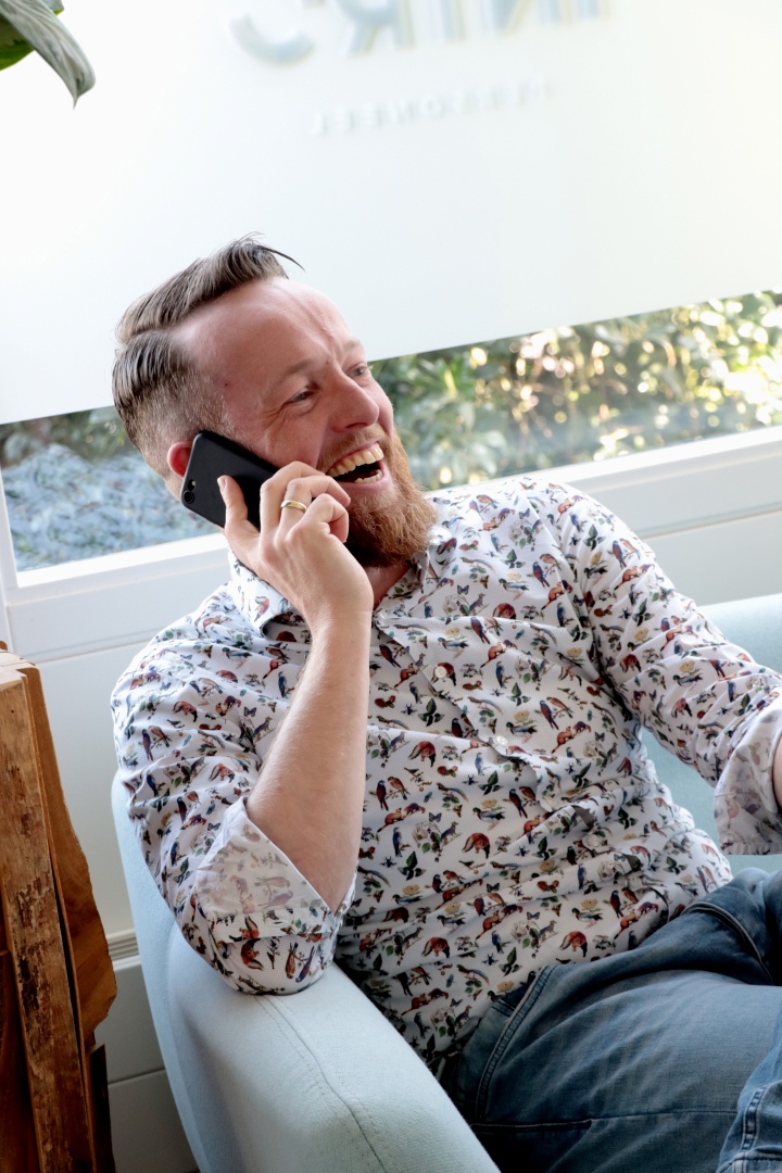 Niels van Intro Personeel lachend aan de telefoon