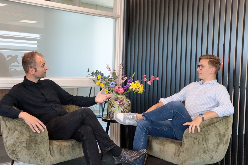 Remco en Aron van Intro Personeel zijn met elkaar in gesprek