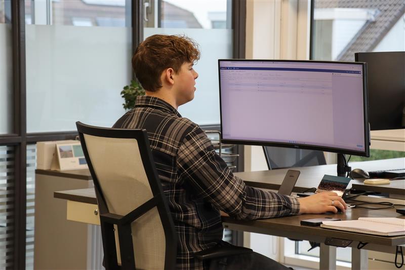 Een Florys Groep medewerker bezig met zijn werkzaamheden op kantoor